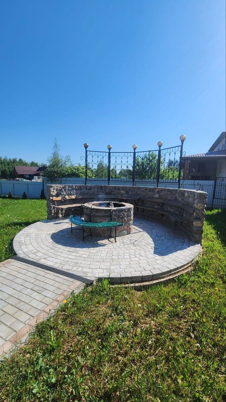 Костровая зона с каменными скамьями