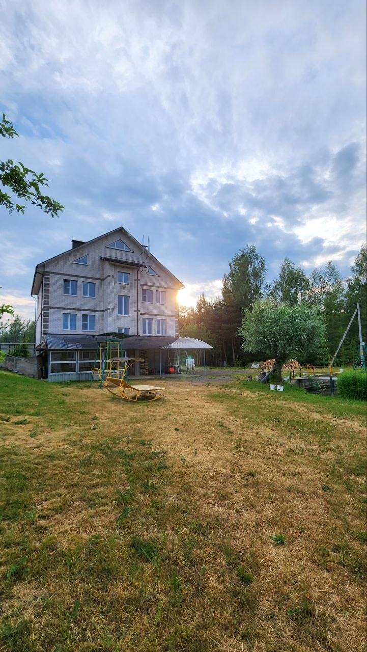 Усадьба «Любово» в вечернем свете, вид от детской площадки